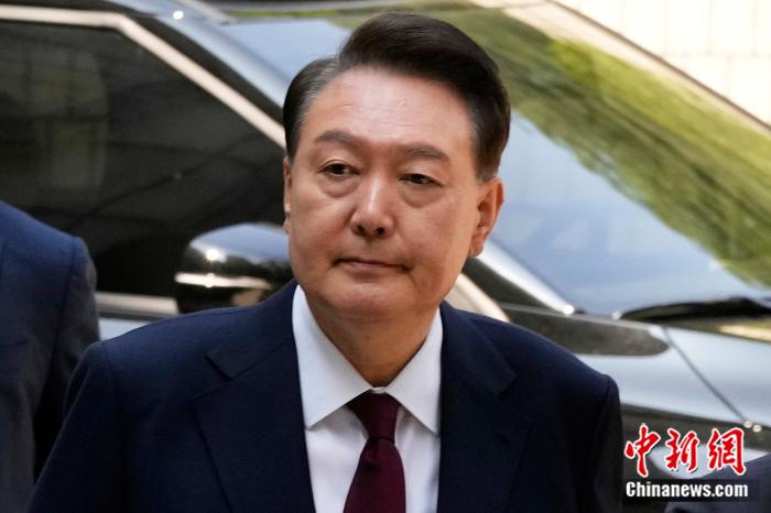 当地时间2025年5月12日，韩国首尔，因被(🔉)控策划叛乱而受到审判的前总统尹锡悦抵达首(🏦)尔中央地方法院。图/视觉中国